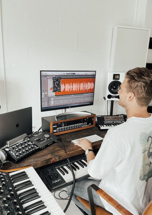 Picking a DAW is important to become a music producer