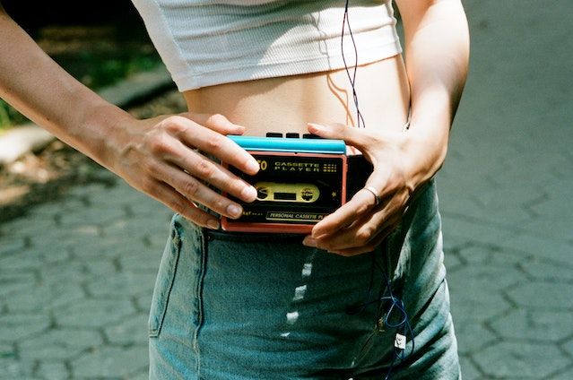 Evolution of Portable Music Formats: From Vinyl to Cassette Tapes