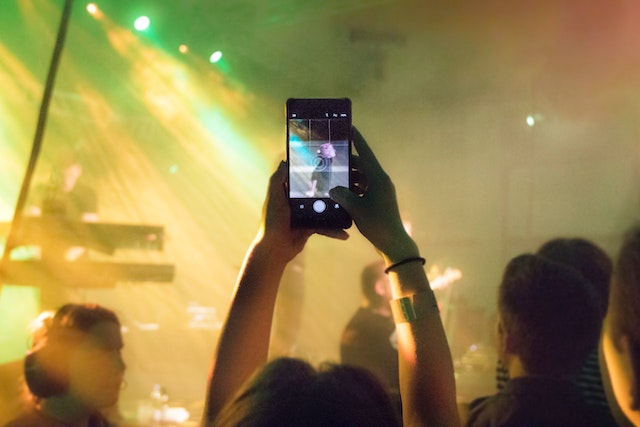 Turn music fans into superfans: best strategies to follow